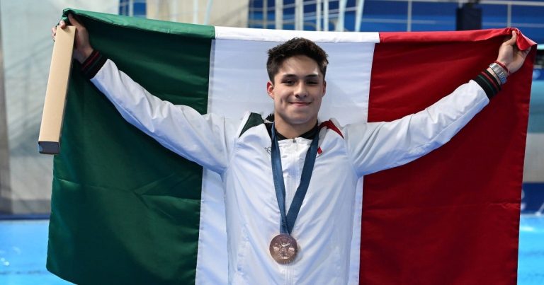 Osmar Olvera, imparable en Singapur, forja leyenda con nueva plata en clavados