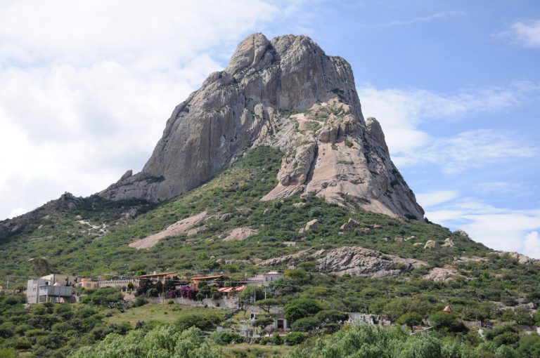 Peña de Bernal: Turista americana teprendida por rayar monolito