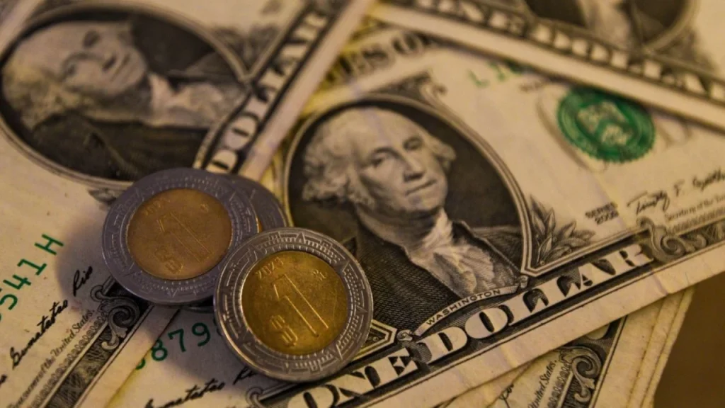 Peso se desploma ante temor a aranceles de Trump: análisis completo