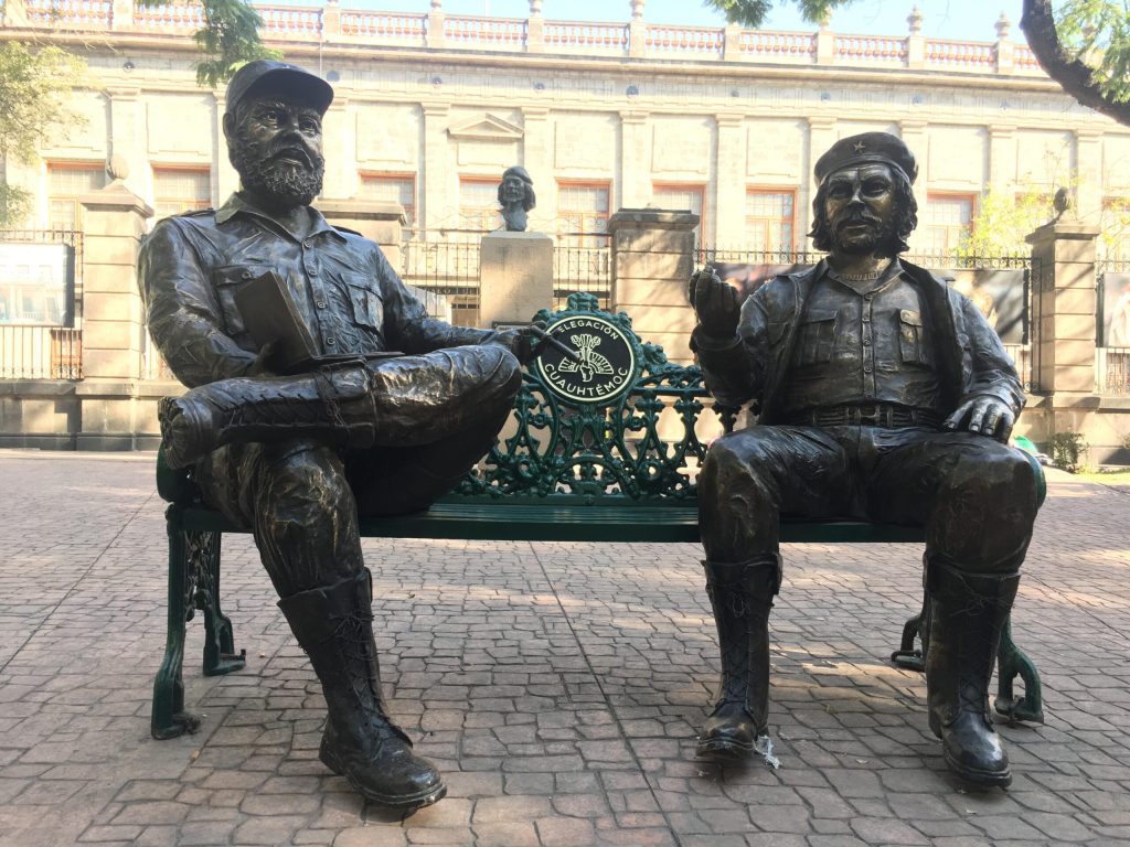Presidenta Sheinbaum tacha de ilegal y dañina remoción de estatuas en Cuauhtémoc
