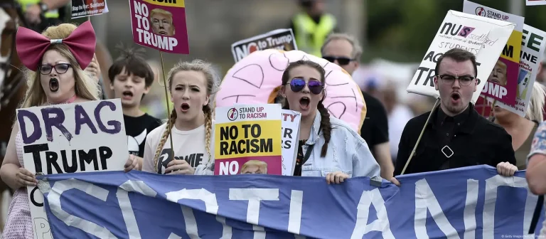 Protestas masivas en Escocia desafían la polémica visita de Donald Trump
