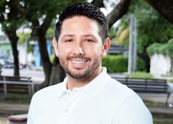 Renán Sánchez abre debate sobre motos acuáticas en laguna de Bacalar
