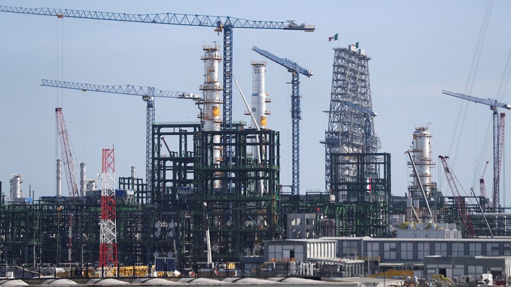 Refinería Dos Bocas: Sheinbaum afirma operación normal tras contratiempos