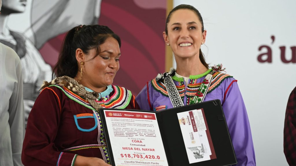 Sheinbaum Recibe Reconocimiento Indígena en Veracruz por su Labor