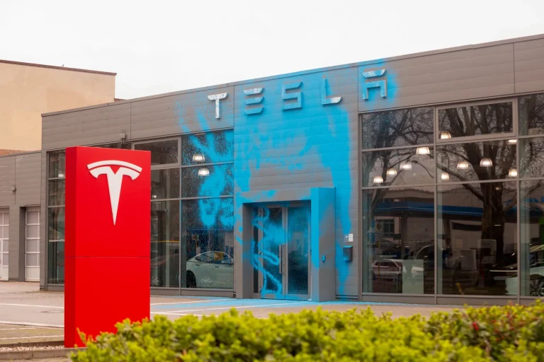 Tesla: Ventas caen 13% por rechazo a Musk y su política