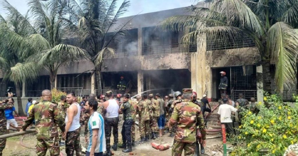 Tragedia aérea en Daca: avión militar se estrella en escuela