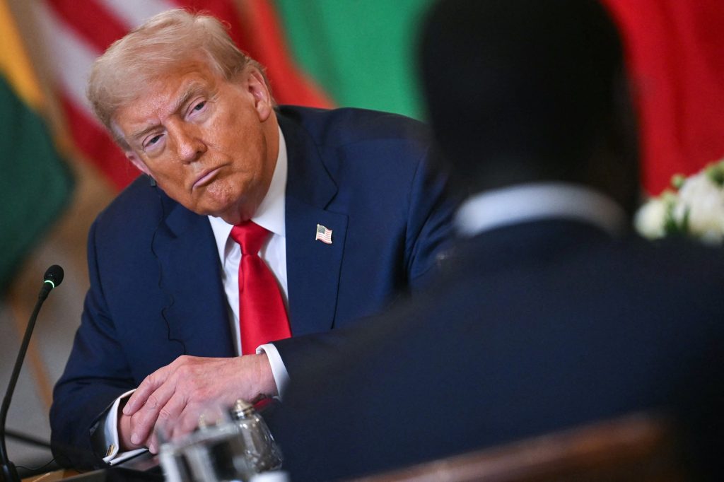Trump anuncia aranceles adicionales a seis países