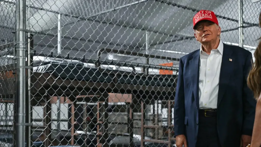 Trump replica cárceles migratorias: Inaugura "Alcatraz de los Caimanes"