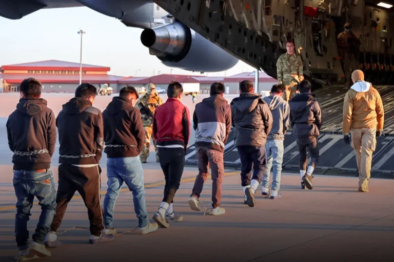 Vuelos de deportación inician desde el polémico "Alcatraz de los caimanes"