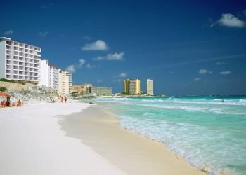 Caribe mexicano espera 2.2 millones de turistas este verano