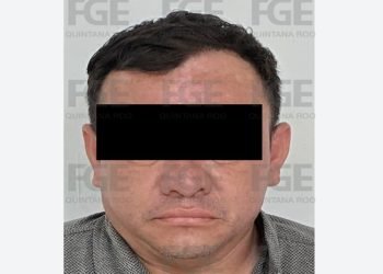 Detienen a sujeto por colocar mantas con amenazas en Cancún