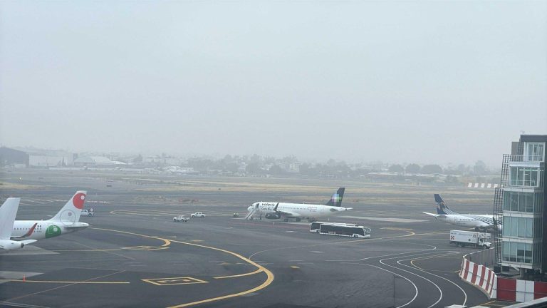 Aeroméxico reporta afectaciones considerables; lluvias seguirán impactando itinerarios en el AICM