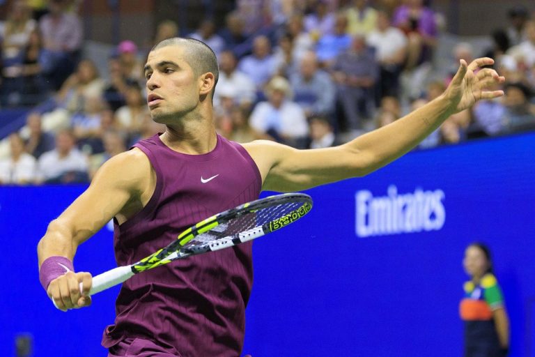 Alcaraz avanza a octavos del US Open tras un susto físico que encendió las alarmas