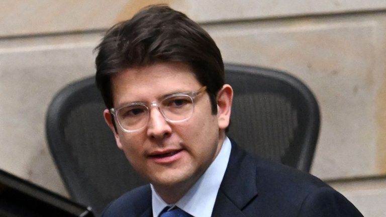 Atentado a Miguel Uribe Turbay: Petro exige verdad, paz y lamenta su muerte