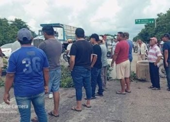 POR APAGONES: Bloquean pobladores de Bacalar la Vía Corta a Mérida