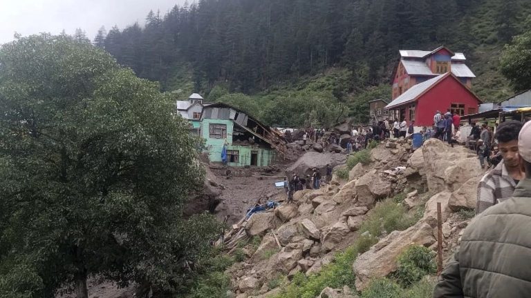 Catástrofe en Cachemira: Inundaciones mortales provocan 56 víctimas y alta cifra de desaparecidos