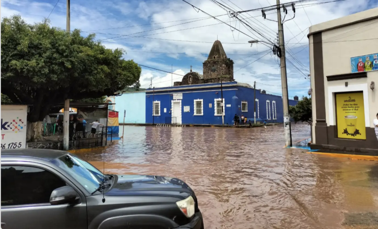 Desbordamiento histórico: Ahuacatlán, Nayarit, bajo el agua y aislado por lluvias