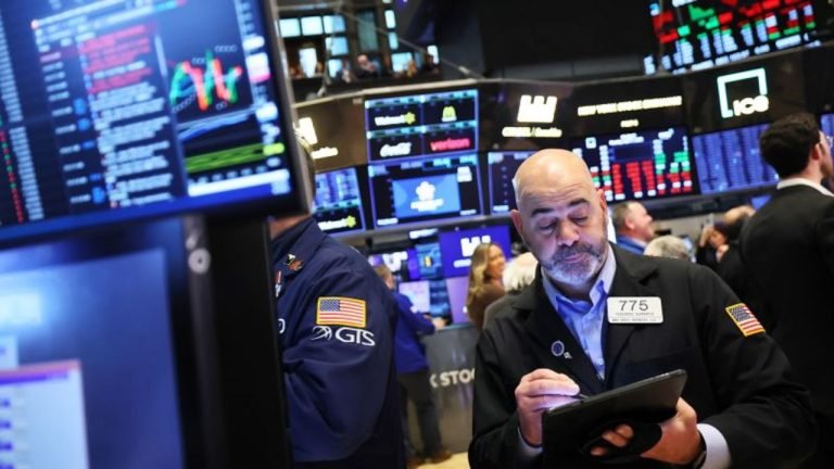 Desplome de acciones estadounidenses: Aranceles de Trump y débil empleo cimbran mercados