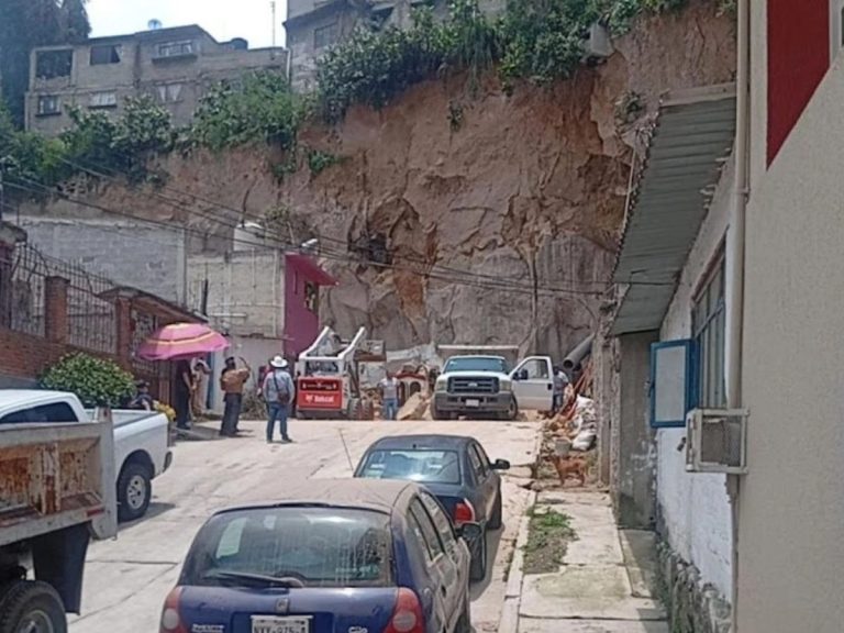Desprendimiento rocoso masivo en Naucalpan: Cuatro casas al filo del abismo