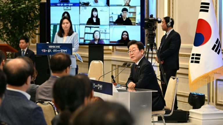 Donald Trump denuncia "purga o revolución" en Corea del Sur antes de vital reunión