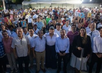 ENTREGA DE ÚTILES: Acompaña Alcaldesa morenista a líder de la CROC