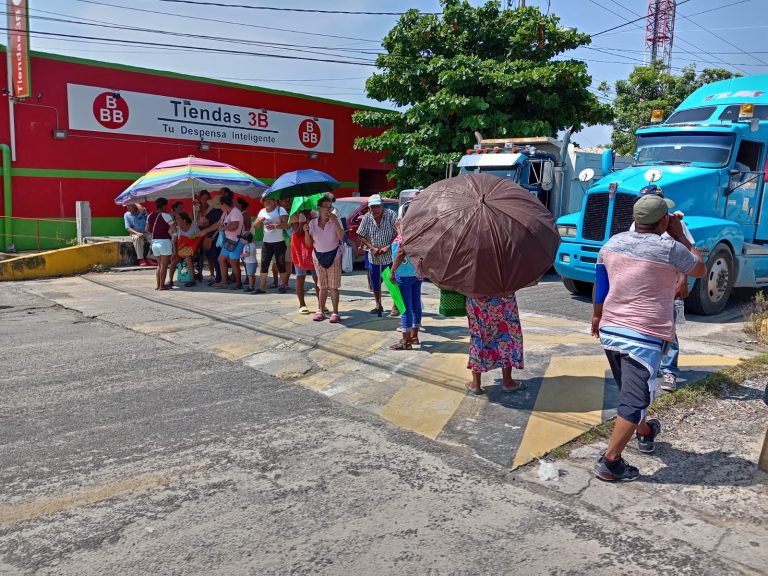Ejidatarios de Tres Palos bloquean Acapulco por décadas de impagos