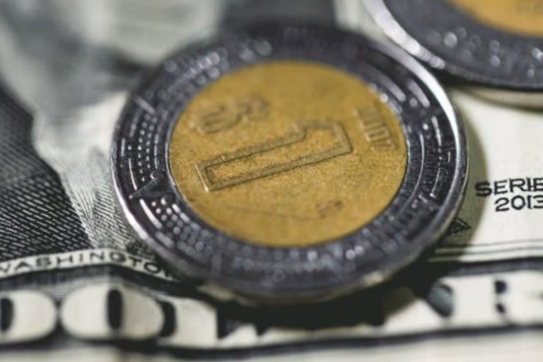El peso mexicano cede terreno ante un dólar fortalecido: Claves y perspectivas