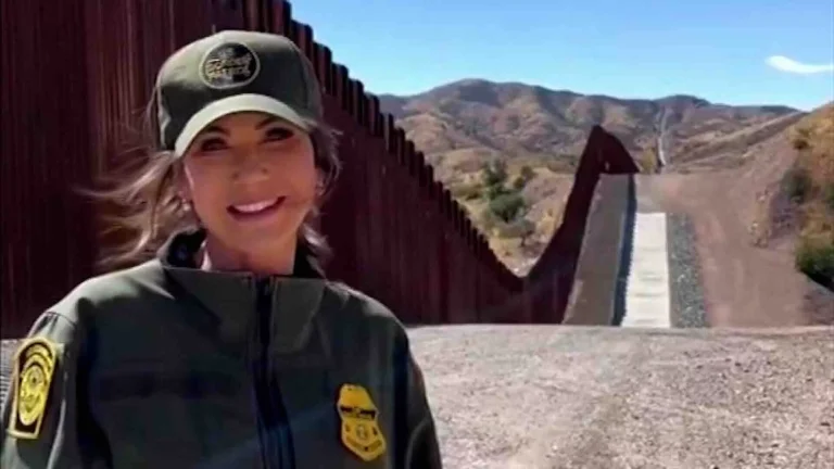 Exención de Kristi Noem reaviva polémica sobre el muro fronterizo en Texas
