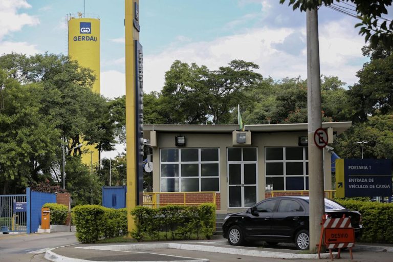 Gerdau recorta inversiones en Brasil: el costo de la débil defensa comercial siderúrgica