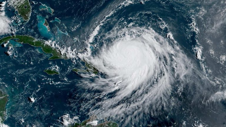 Huracán Erin se degrada a categoría 3; sus bandas azotan el Caribe con vientos y lluvias