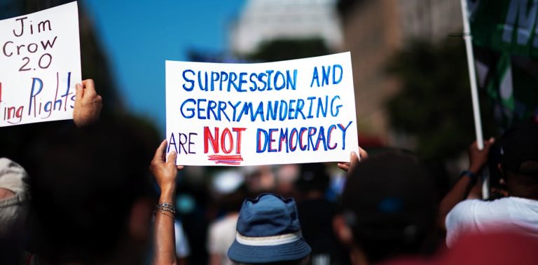 La manipulación electoral en Estados Unidos enfrenta una ola de protestas nacionales