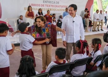 Entregan Mara y Mario Delgado libros gratuitos a estudiantes de QR