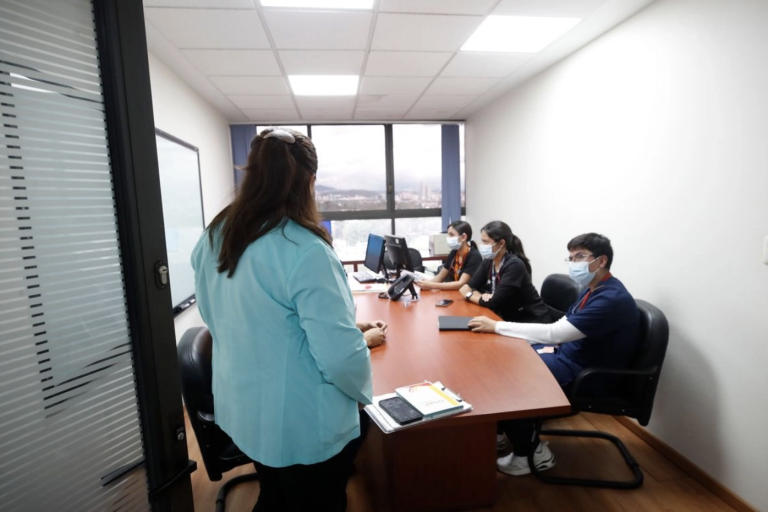 Machismo laboral en México: El liderazgo femenino acotado por percepciones culturales y datos crudos de la OCDE
