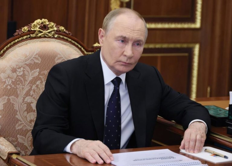 Putin elogia esfuerzos de Trump antes de crucial cumbre en Alaska