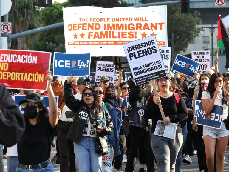 Redadas de ICE desestabilizan economía de familias migrantes en California