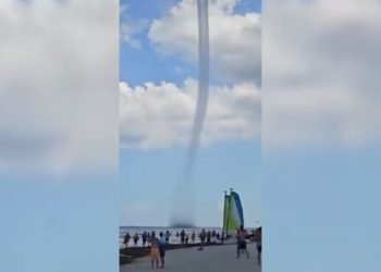 Sorprende tromba marina a bañistas en Playa del Carmen (VIDEO)