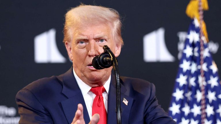 Trump advierte a Rusia de “consecuencias graves” antes de cumbre en Alaska