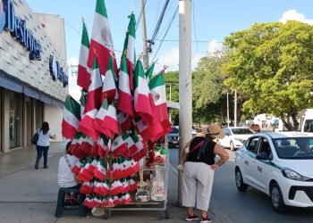 Refuerzan vigilancia a vendedores ambulantes durante temporada patriótica