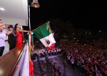 Da Ana Paty el Grito de Independencia ante más de 22 mil cancunenses