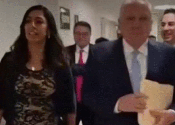 | ROMPEOLAS EXTRA | La «escudería» Rafa Marín y Marybel Villegas se muestran juntos en Comisión de Hacienda