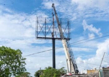 “Limpiarán” de espectaculares el bulevar Colosio de Cancún