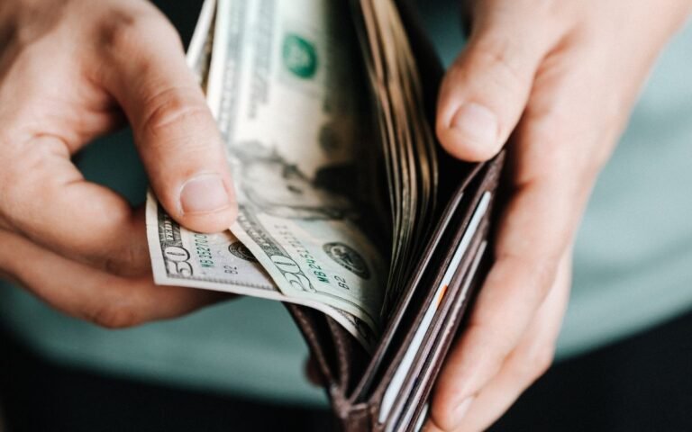 El peso fuerte golpea el poder adquisitivo de las remesas: Una caída sin precedentes en 13 años