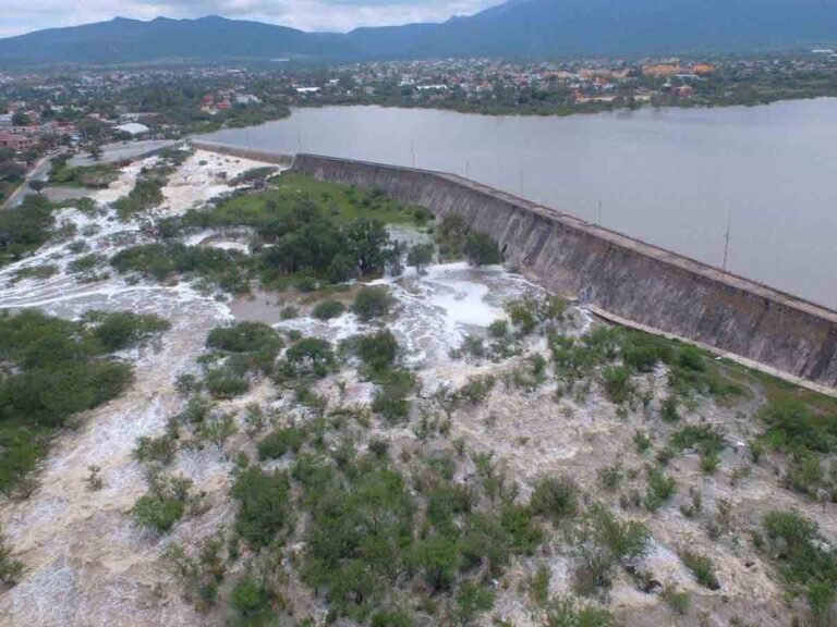 Evacuación masiva en Tequisquiapan: El desborde de la presa El Centenario pone a Querétaro en alerta máxima