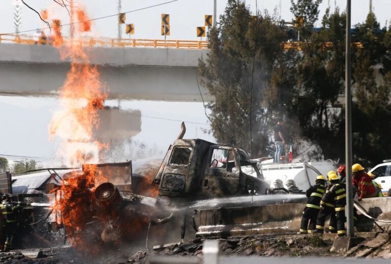 Explosión de pipa con 2,500 litros de combustible paraliza la México-Tuxpan