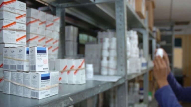 Gobierno exige a farmacéuticas tomar en serio el abasto de medicamentos
