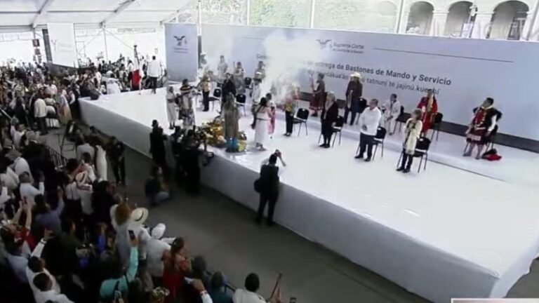 Histórico: Nuevos ministros de la SCJN reciben bastones de mando indígenas en el Zócalo