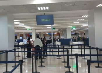 Disminuye el flujo aéreo a Cancún, aunque mantiene 354 operaciones