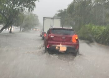 CANCÚN BAJO EL AGUA: Fuertes lluvias provocan inundaciones y caos vial