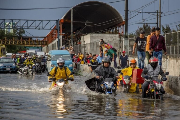Inundaciones por lluvias en Iztapalapa: el desborde del drenaje y la respuesta oficial