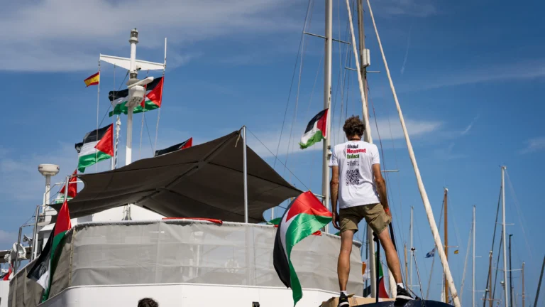 La flotilla humanitaria global zarpa desafiando el bloqueo a Gaza en una misión sin precedentes